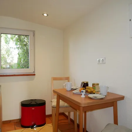 Kleiner Holzbungalow Grundmann Mit Naturgarten