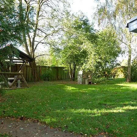 Kleiner Holzbungalow Grundmann Mit Naturgarten