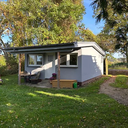 Kleiner Holzbungalow Grundmann Mit Naturgarten